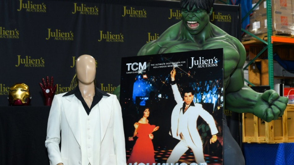 Subastan traje de "Fiebre de sábado por la noche" en California