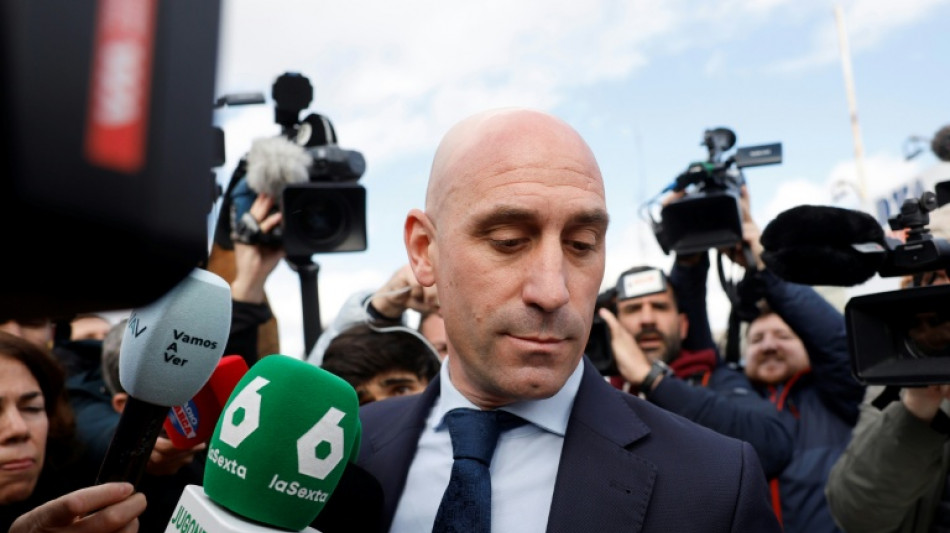 Lanzan huevos a Luis Rubiales, el hombre del "beso forzado", durante la presentación de su libro