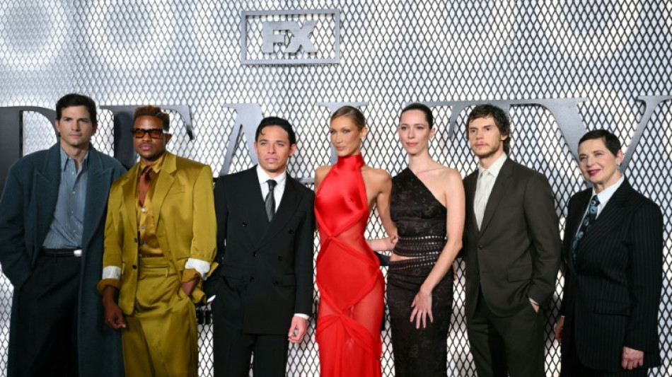 Dans la s&eacute;rie "The Beauty", Ashton Kutcher et Bella Hadid en qu&ecirc;te de perfection