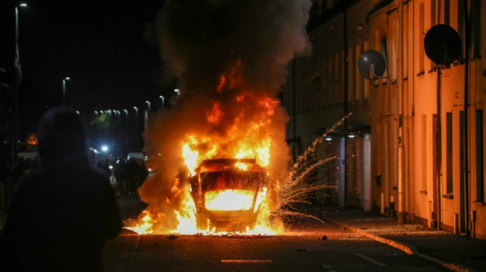 Seis detenidos y una veintena de policías heridos por disturbios de carácter racista en Irlanda del Norte