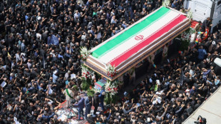 Iran: des milliers de personnes font leurs adieux au pr&eacute;sident Ra&iuml;ssi avant son inhumation