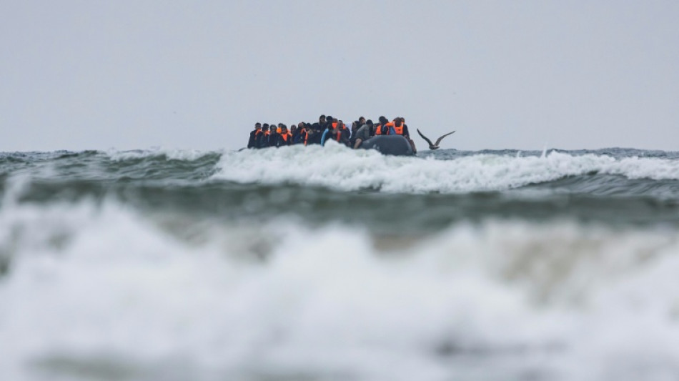 Pacto entre França e Reino Unido atormenta imigrantes, sem frear as travessias