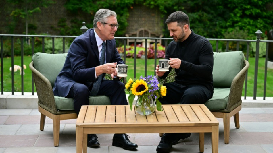 Premiê britânico recebe Zelensky em Londres na véspera da cúpula Trump-Putin