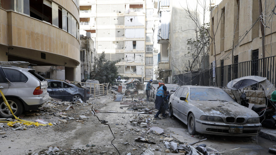 'Beirut travolta dai raid, vittime per le strade e panico'