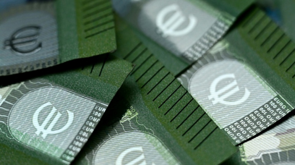 Bankangestellte sollen fast eineinhalb Millionen Euro von Konten abgebucht haben