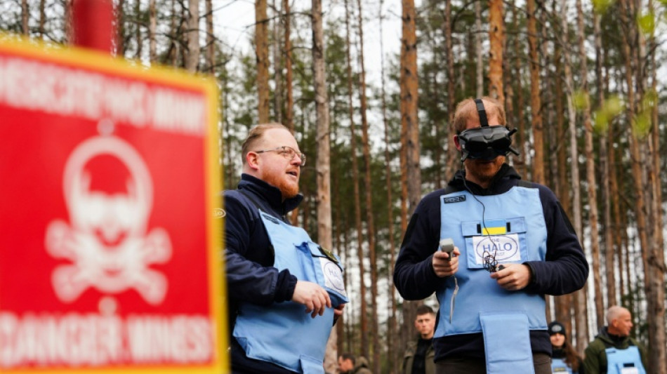 El pr&iacute;ncipe Enrique se inicia en el desminado en Ucrania, 30 a&ntilde;os despu&eacute;s de Diana en Angola