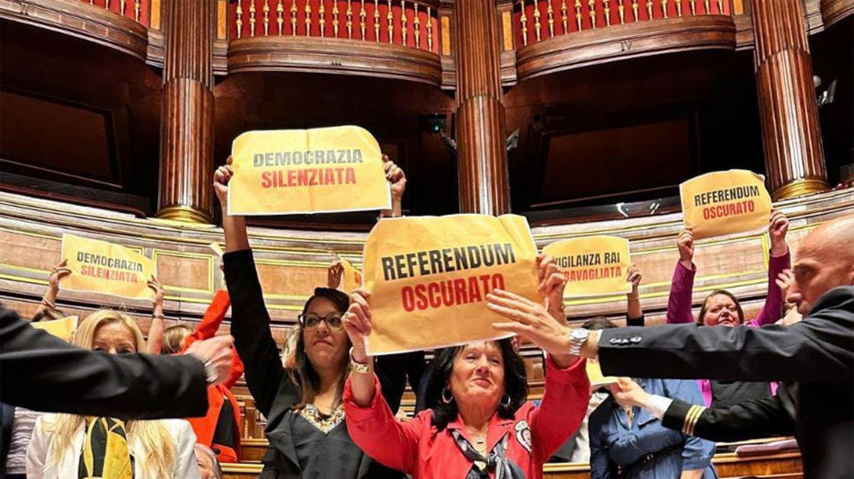 Senato, protesta in Aula del M5S, 'democrazia silenziata'
