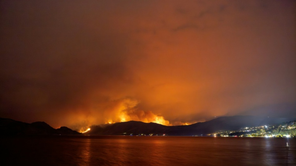 Muere una mujer al intentar huir de un gran incendio forestal en Canad&aacute;