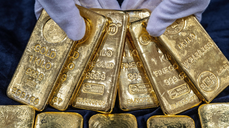 L'oro in calo a 4.592 dollari l'oncia