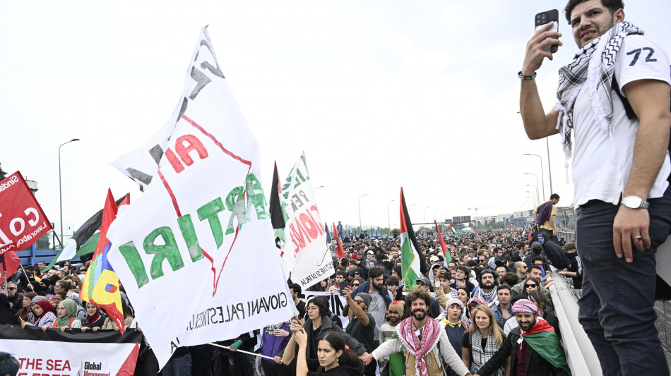 A Milano sassi contro Polizia che risponde coi lacrimogeni