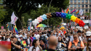 Rund 300.000 Menschen ziehen bei Hamburger CSD-Demonstration durch die Stadt