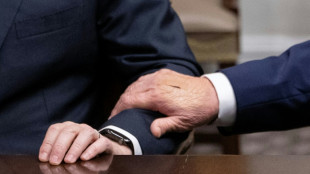 Casa Branca culpa excesso de apertos de m&atilde;o por curativos de Trump