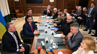 Ucrania negocia en EEUU bajo fuerte presión militar y política