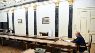 En pleine crise ukrainienne, Poutine si seul &agrave; table et dans sa bulle