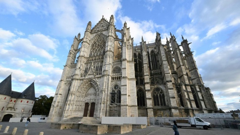 La cath&eacute;drale de Beauvais, tour de Babel inachev&eacute;e, s'offre un lifting vertigineux
