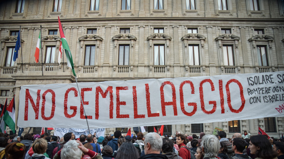Niente stop a gemellaggio Tel Aviv-Milano, caos in aula e fuori