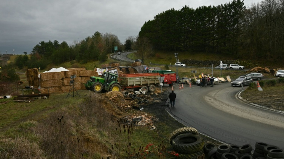Col&egrave;re agricole: des barrages lev&eacute;s, mais pour mieux revenir en janvier