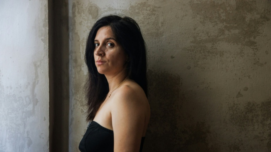 La artista brasileña Carolina Bianchi encara la violencia masculina en "The Brotherhood"