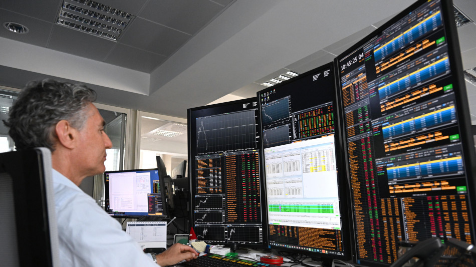 Borsa: Milano in calo dello 0,8%, pesano lusso e banche