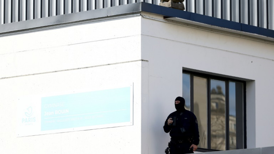 Detienen a dos hinchas durante el partido PSG-Bar&ccedil;a por racismo y saludos nazis