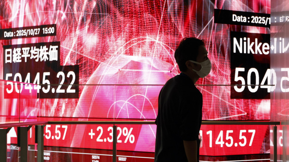 Borsa: Asia su nuovi massimi col 'sell America', volano oro e argento