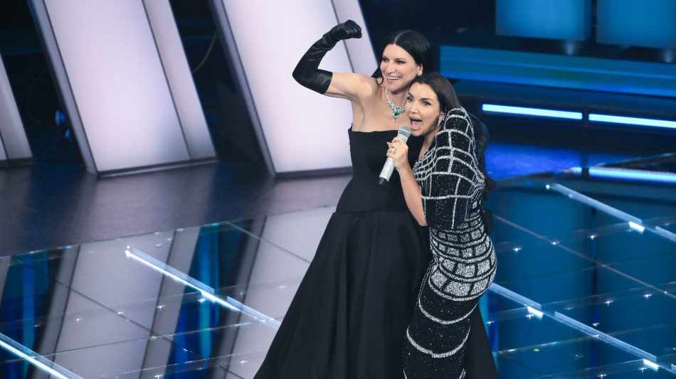 Elettra Lamborghini, 'stasera non vinco un tubo, aiutatemi nella gara bilaterale'