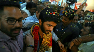 La star indienne des &eacute;checs Gukesh accueillie en h&eacute;ros &agrave; son retour