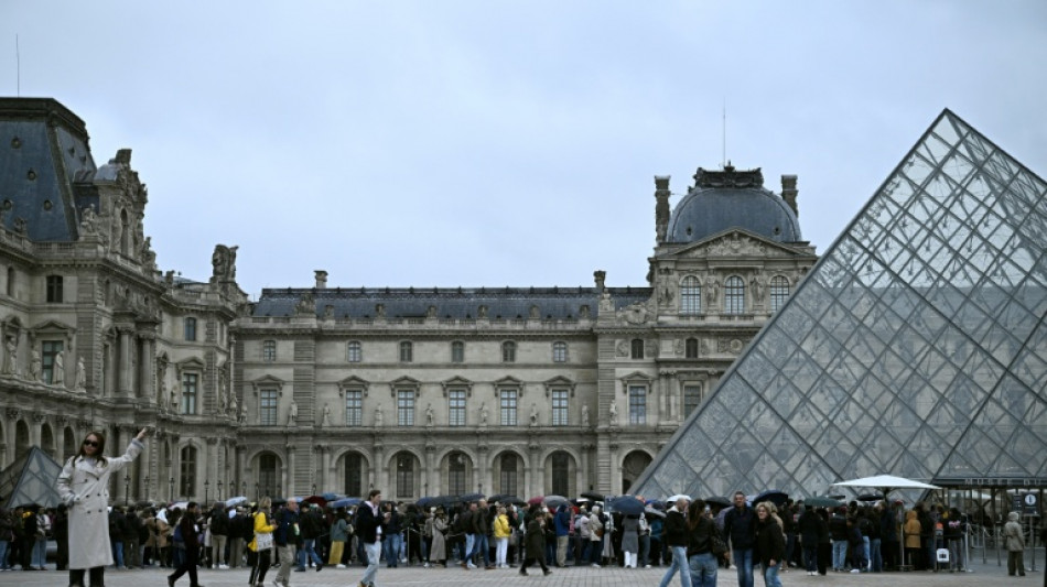 Vol de bijoux au Louvre: les cambrioleurs traqu&eacute;s, le mus&eacute;e sous pression
