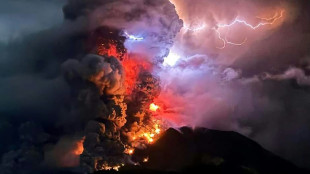 Miles de evacuados por la erupción de un volcán en Indonesia