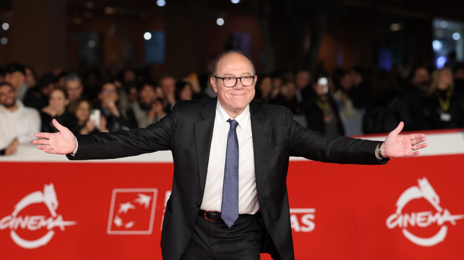 Verdone e cast di Vita da Carlo sfilano su note Acqua e Sapone