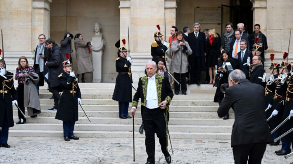 Vargas Llosa, hospitalizado de nuevo por covid