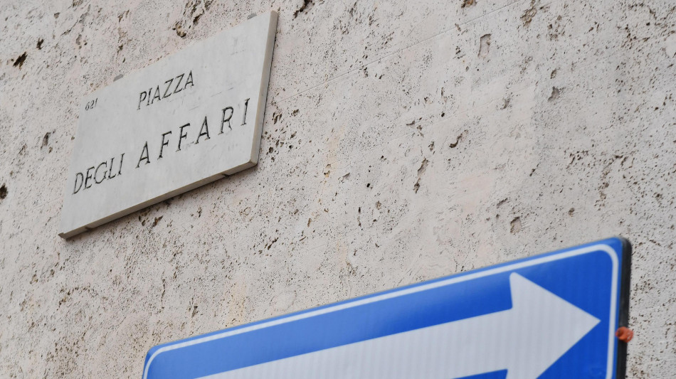 Borsa: Milano chiude in rialzo (+0,54%), corrono Cucinelli e Campari