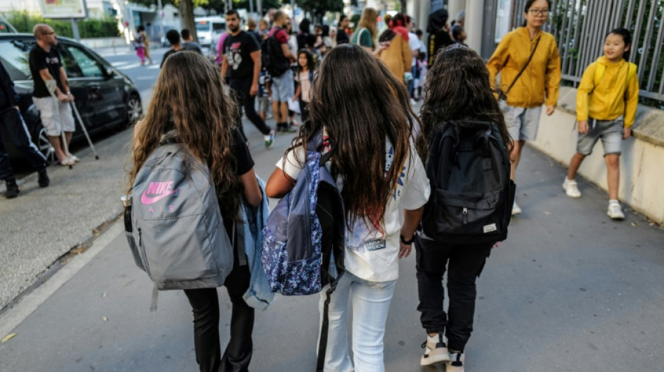 Abayas, p&eacute;nurie d'enseignants: l'ann&eacute;e scolaire d&eacute;marre lundi entre d&eacute;fis et d&eacute;fiance