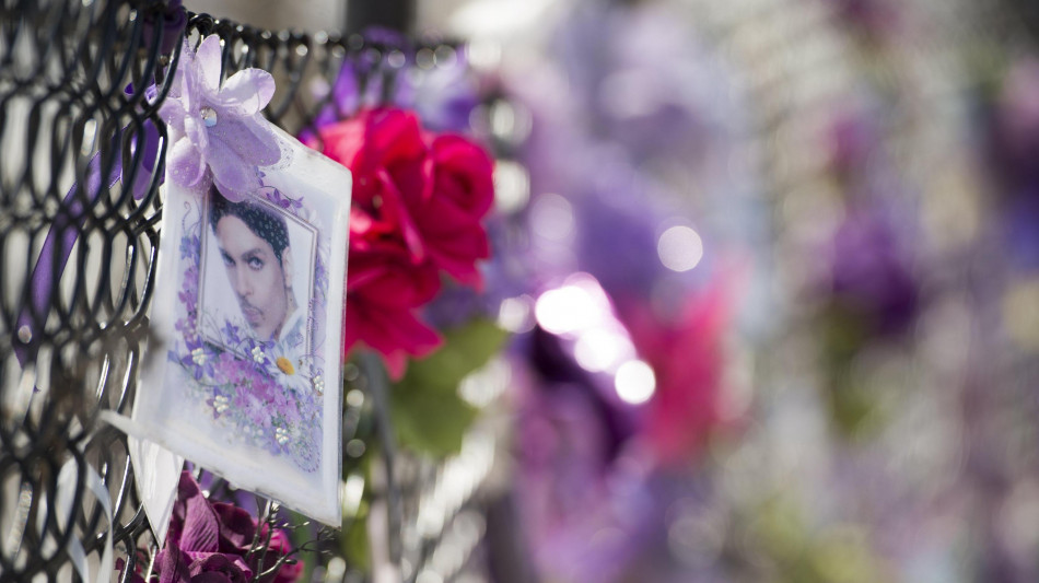 Doc di 9 ore su Prince non andr&agrave; in onda, eredi bloccano Netflix