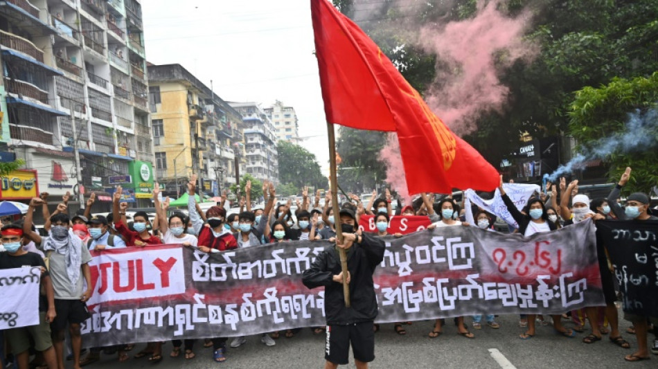 "Vivir en la oscuridad", un a&ntilde;o despu&eacute;s del golpe de Estado en Birmania