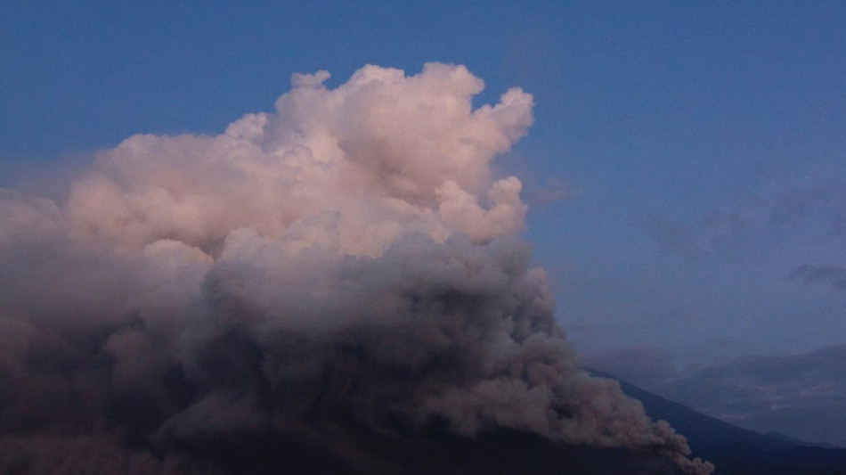 Eruption du volcan Semeru en Indon&eacute;sie, pr&egrave;s de 2.000 personnes &eacute;vacu&eacute;es