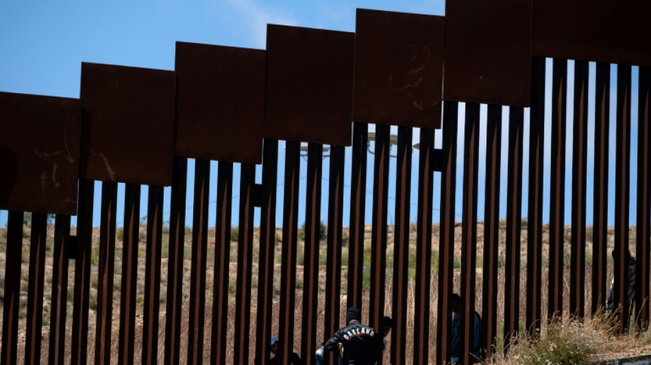 De México a EEUU, migrantes comen a "domicilio" en pleno muro fronterizo