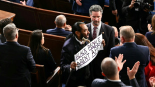 'Negros n&atilde;o s&atilde;o macacos': congressista exibe cartaz durante discurso de Trump