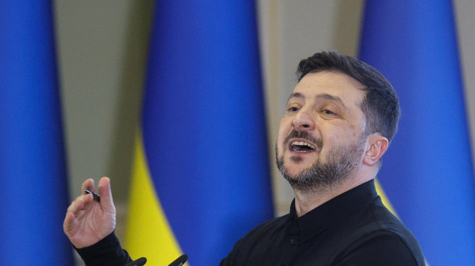 Zelensky, 'gli Usa rimuoveranno gradualmente le sanzioni a Mosca'