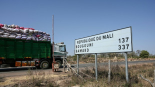 Sanctions contre le Mali: la vie à l'arrêt des routiers coincés à la frontière