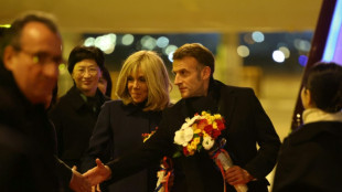 Pandas et ping-pong : Macron ach&egrave;ve sa visite en Chine sur une note plus l&eacute;g&egrave;re  