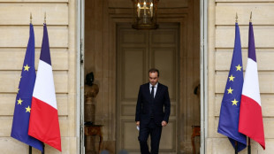 Lecornu tente d'ultimes négociations sur le budget, Macron lâché par les siens