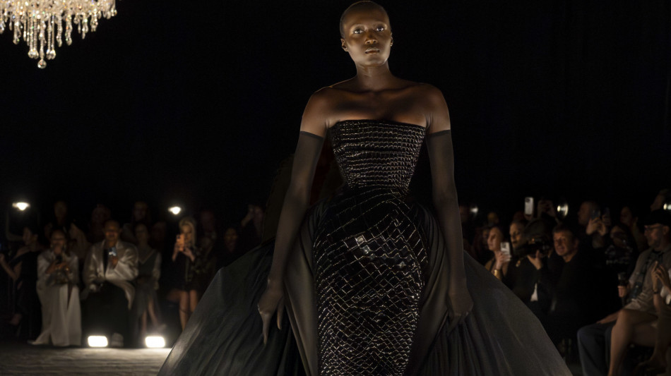 Le divinit&agrave; alate di Schiaparelli sfilano a Parigi