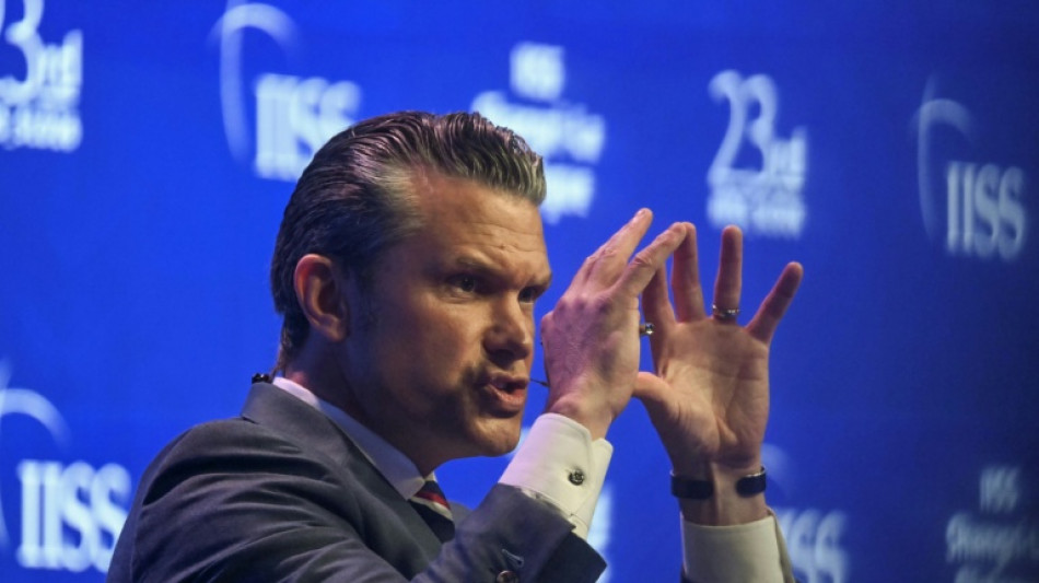 El jefe del Pent&aacute;gono de visita en Guant&aacute;namo advierte a Cuba sobre la compra de armas