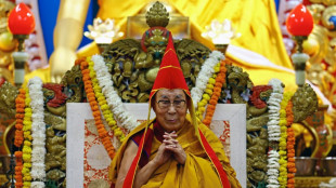El dalái lama reza por la paz y la compasión en su 90º cumpleaños