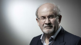 Six mois apr&egrave;s une attaque au couteau, Salman Rushdie confie avoir beaucoup de mal &agrave; &eacute;crire