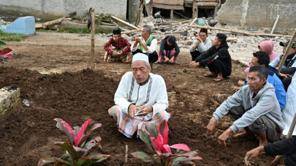 "J'esp&eacute;rais encore": une famille indon&eacute;sienne fait ses adieux &agrave; une victime du s&eacute;isme