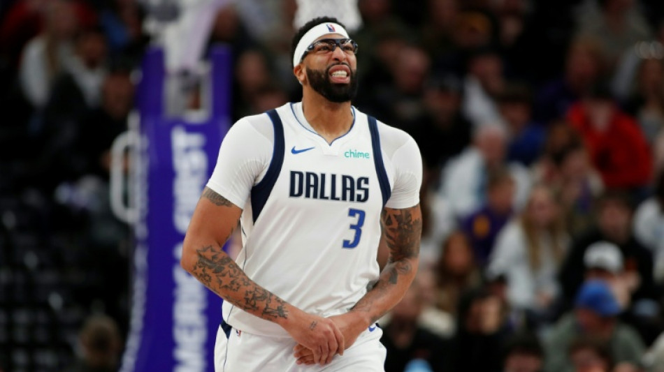 Mavs' Davis has ligament damage in left hand: report