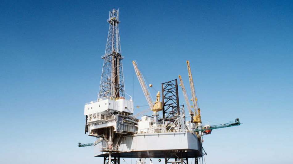 Il petrolio arretra, Brent sotto 67 dollari al barile