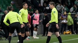 Saint-Étienne vence Lyon (2-1) em dérbi marcado por paralisação de 45 minutos
